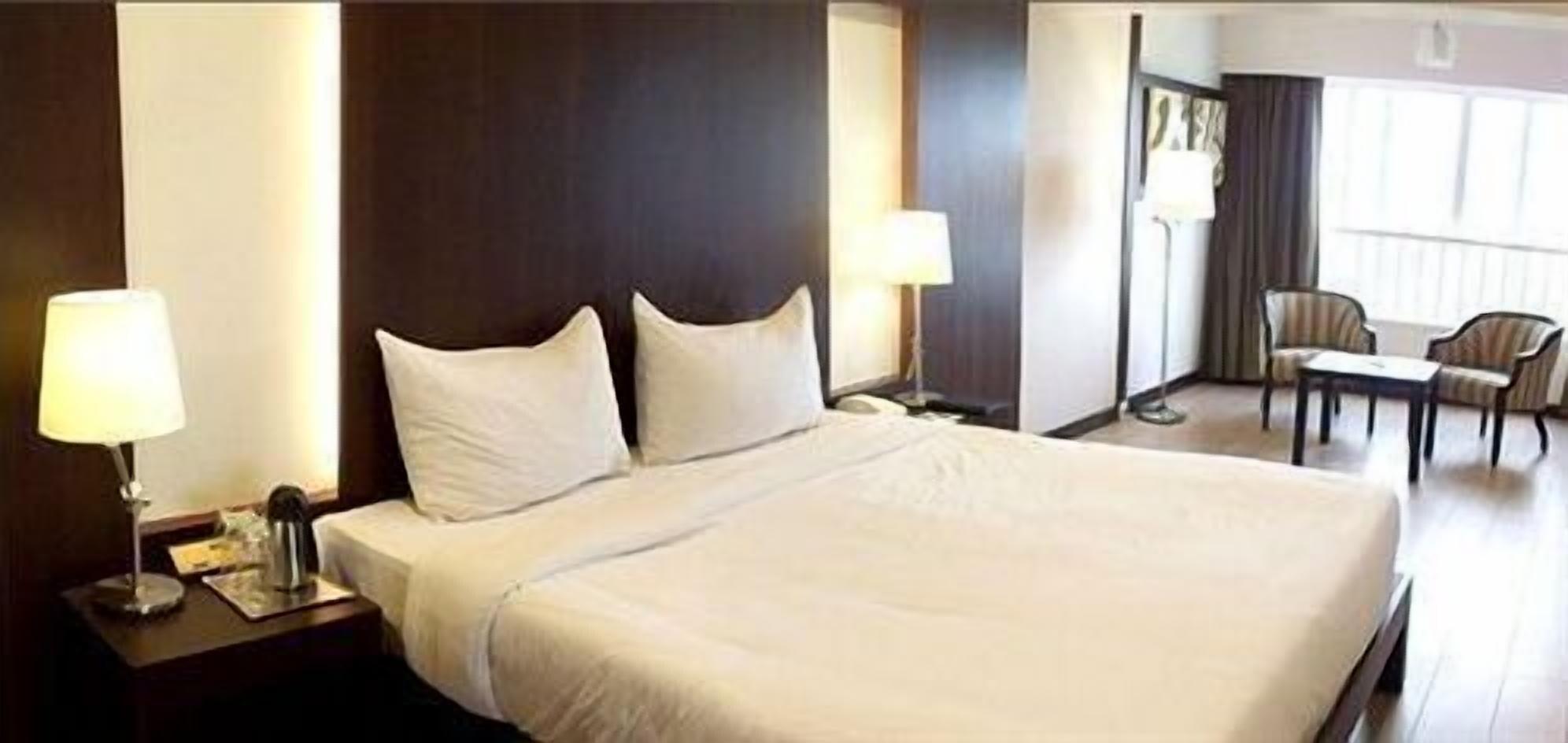 Hotel Aurora Towers Pune Dış mekan fotoğraf