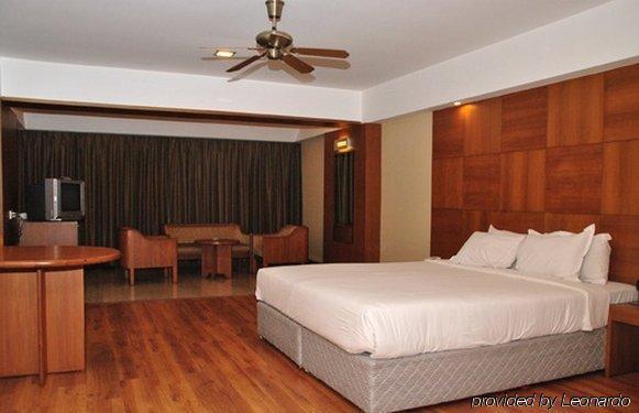 Hotel Aurora Towers Pune Oda fotoğraf