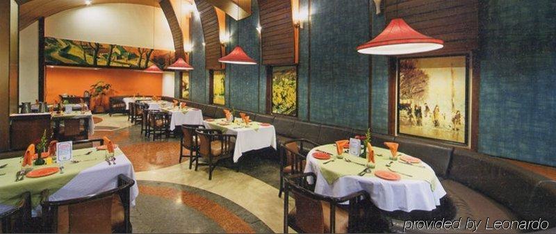 Hotel Aurora Towers Pune Restoran fotoğraf