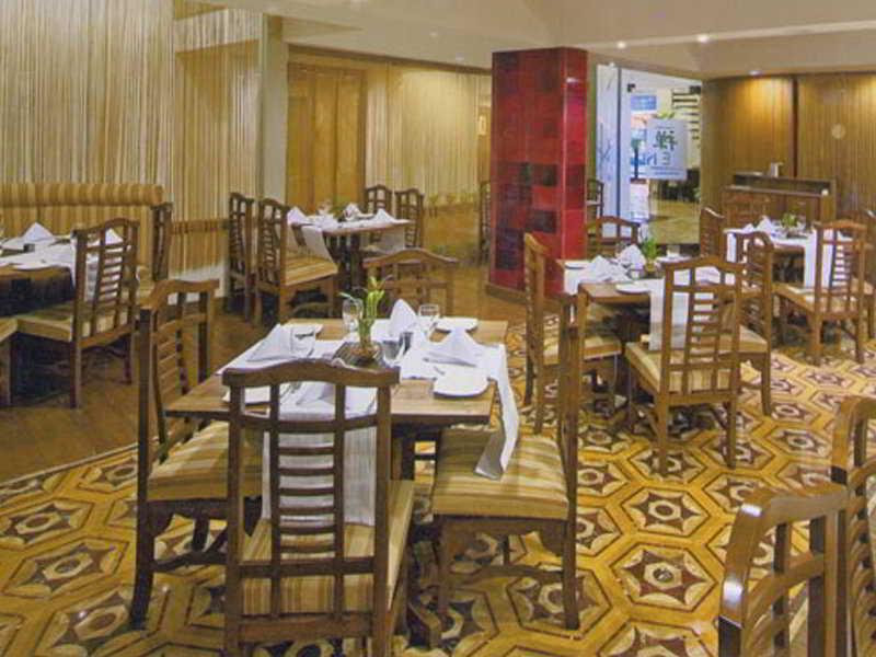 Hotel Aurora Towers Pune Restoran fotoğraf